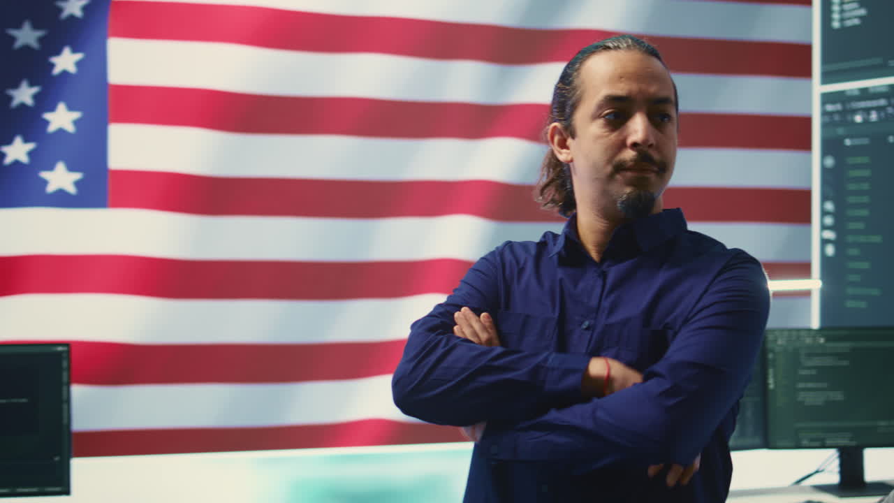 un hacker estadounidense en una sala de defensa cibernética del gobierno