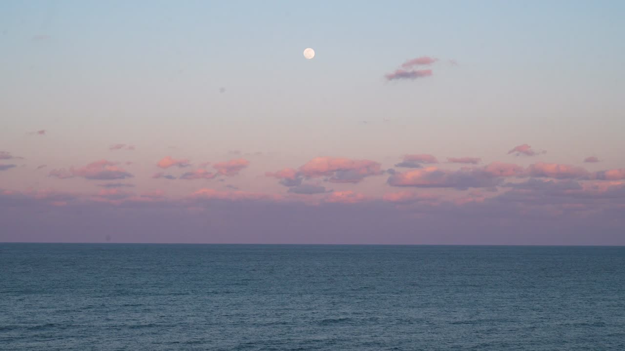 대서양 위에서 달과 해가 지는 중간  캐롤라이나 비치, nc