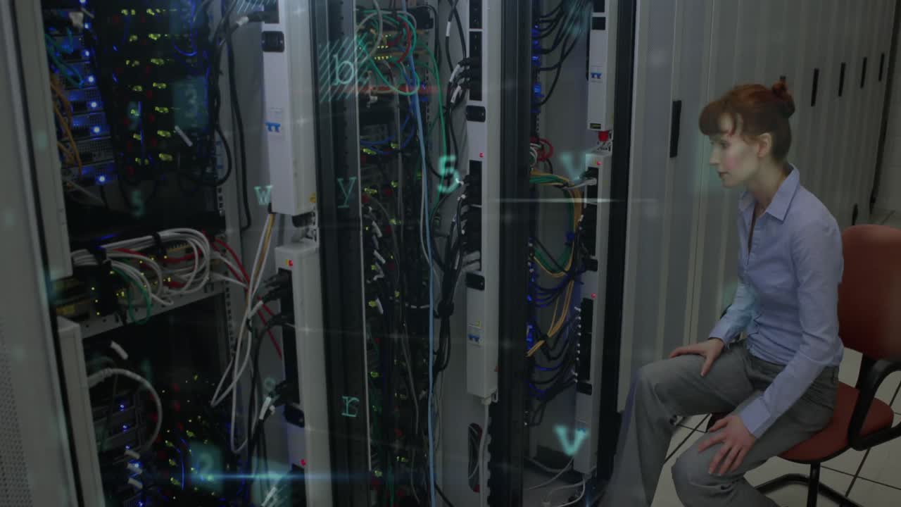 animación de texto de advertencia, procesamiento de datos a través de servidores informáticos y ingeniera informática caucásica