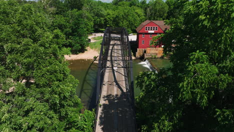 War-Eagle-Bridge-Und-Mühle-Am-War-Eagle-Creek-In-Arkansas,-USA