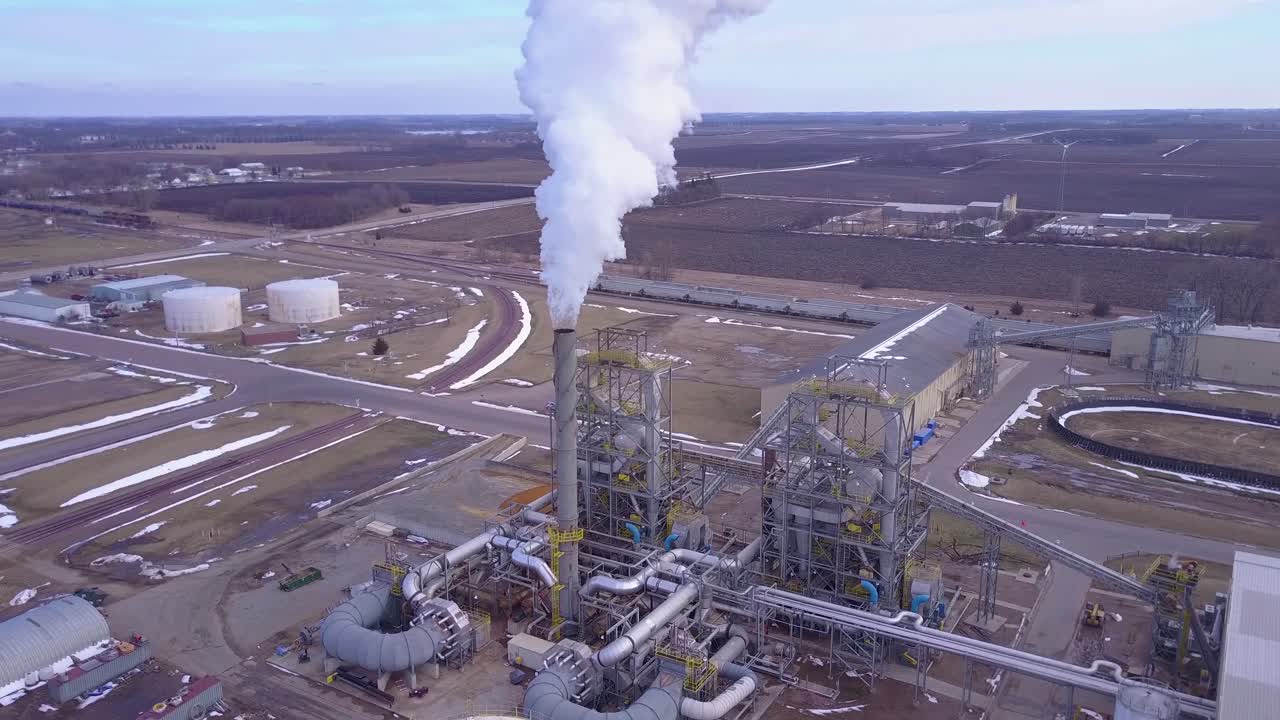 오염 물질을 대기 중으로 분출하는 정유 공장에 대한 공중 촬영 2