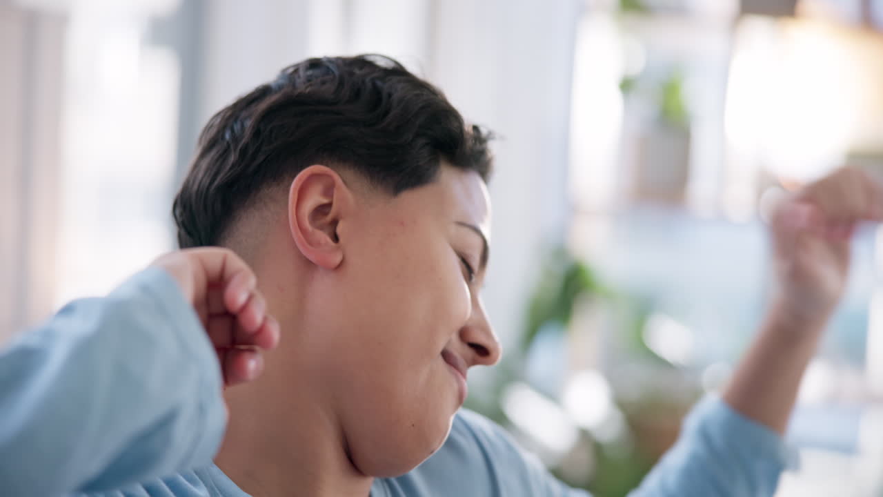 깨어, 침대에 침착하고 여자 스트레칭