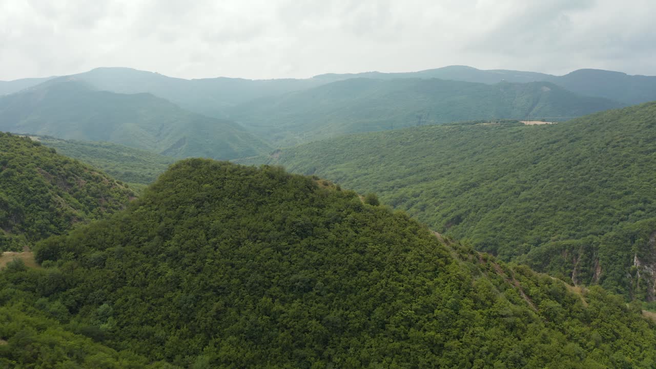 vista aérea volando sobre montañas boscosas y valles en georgia