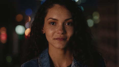 Porträt-Einer-Schönen-Hispanischen-Frau-Auf-Dem-Dach-In-Der-Nacht,-Die-Glücklich-Lächelt-Und-Das-Städtische-Nachtleben-Mit-Bokeh-Lichtern-Der-Stadt-Im-Hintergrund-Genießt