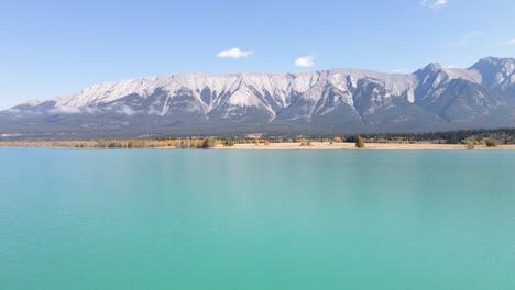 Volando-Bajo-Sobre-El-Agua-De-Color-Turquesa-En-Alberta