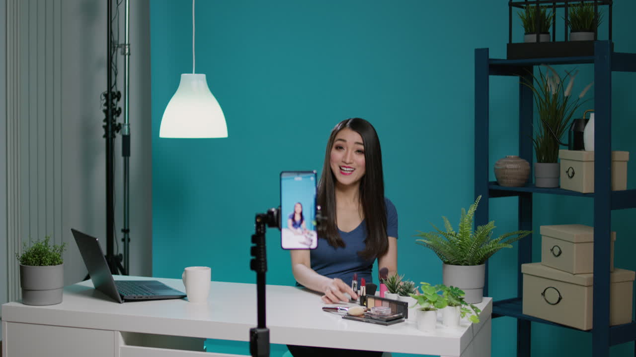 Beauty blogger che registra una raccomandazione di prodotti con una fotocamera