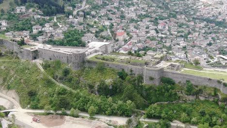 vista de avión no tripulado en albania volando en la ciudad de gjirokaster sobre un castillo medieval en una fortaleza de tierra alta que muestra las casas de techo marrón de ladrillo