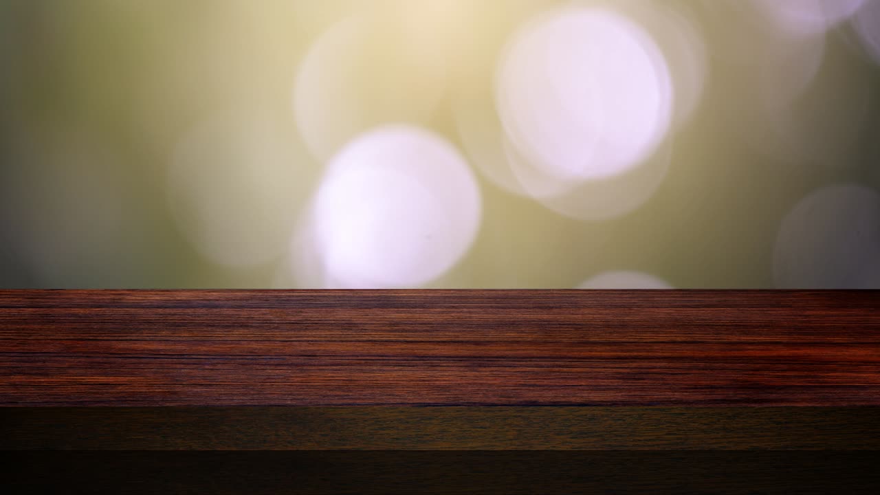 barra de mesa de madera en el día de verano, y el fondo de la naturaleza árbol verde bokeh borroso animado y la luz del sol.