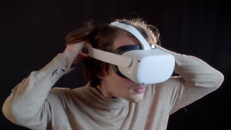 un joven se pone un auricular vr