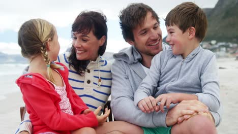 familia feliz disfrutando en la playa