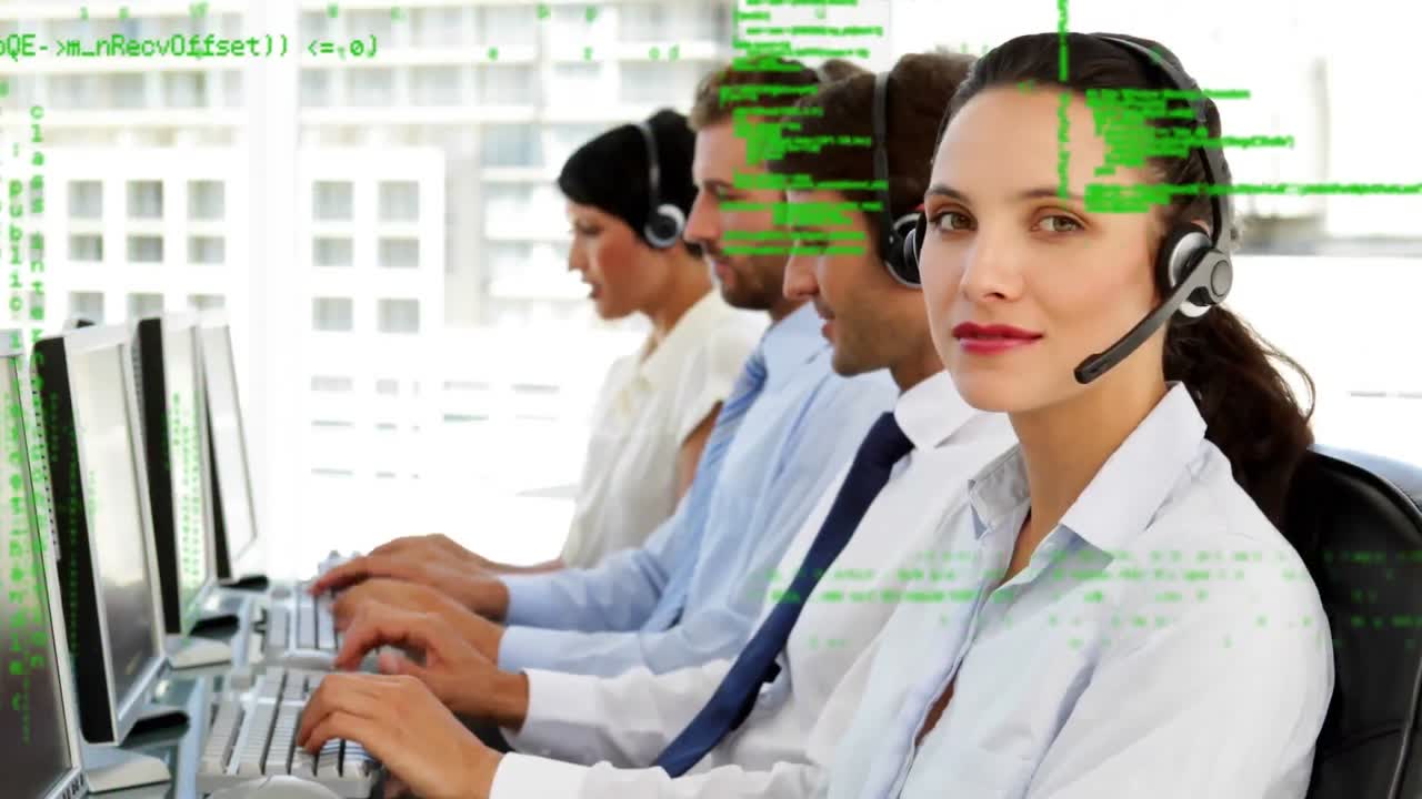 animación del procesamiento de datos financieros sobre personas que llevan auriculares de teléfono