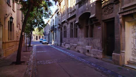 Picturesque-streets-of-cobblestone-in-the-Concha-y-Toro-Neighborhood,-Tracking-in-Shot