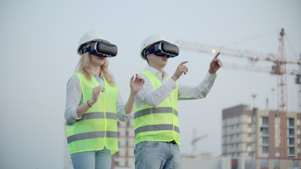 dos gerentes del futuro en el sitio de construcción usan gafas de realidad virtual en el fondo de edificios y grúas mueven sus manos y hacen clic en los iconos.