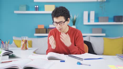 Verwirrter-Männlicher-Student-Gelangweilt-Und-Wütend-Auf-Den-Unterricht.