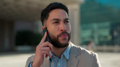 negociación, ciudad o feliz hombre de negocios en un teléfono