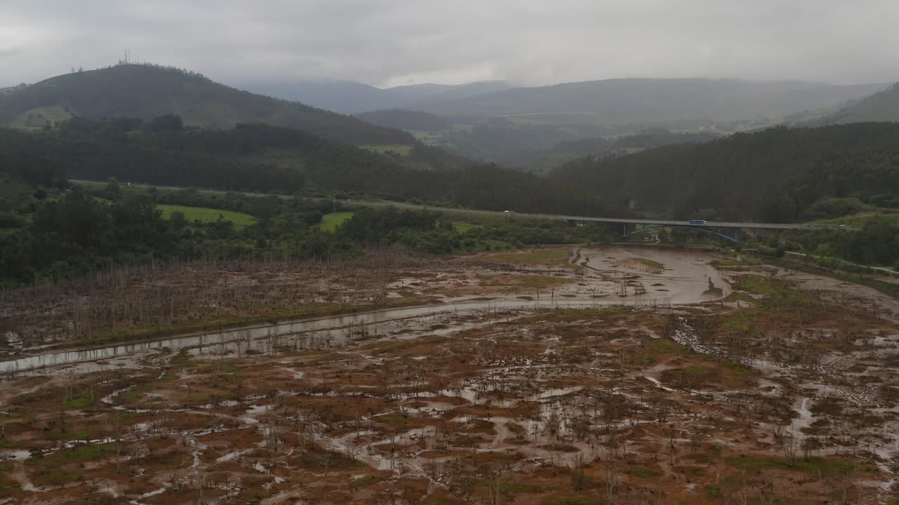 습지 에 있는 긴 고속도로 의 영화 영상, 안개 에 있는 산 의 배경