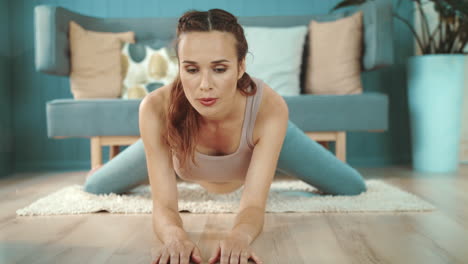 primer plano madre embarazada practicando yoga. mujer embarazada sonriente estirando las piernas