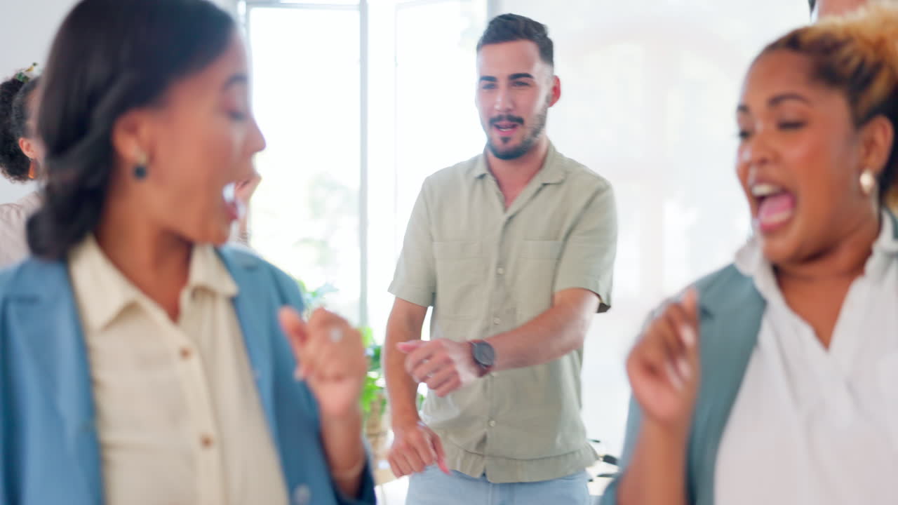 baile, celebración y feliz equipo de negocios