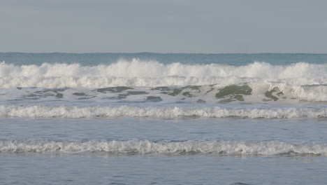 pan disparó sobre un grupo de surfistas esperando las olas en castle point beach, nueva zelanda