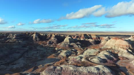 4k aérea de la meseta azul en el parque nacional del bosque petrificado en arizona, ee.uu.