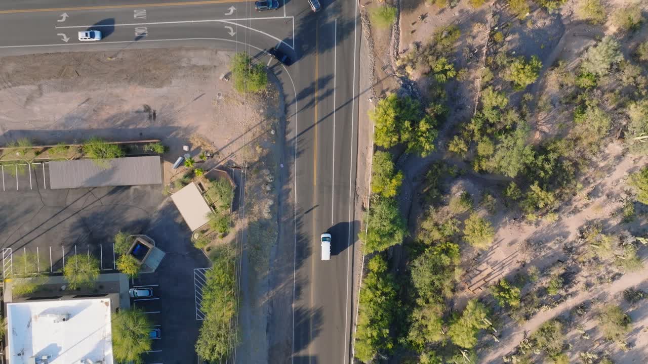 toma de drones de la ciudad del desierto del suroeste de tucson, arizona, estribaciones de catalina vistas desde el cielo, autos debajo