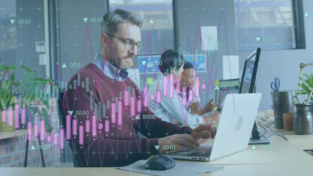 animación del procesamiento de datos financieros sobre diversas personas de negocios