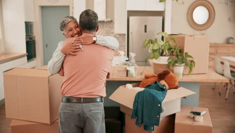 sonrisa, mudanza y una pareja de ancianos abrazándose