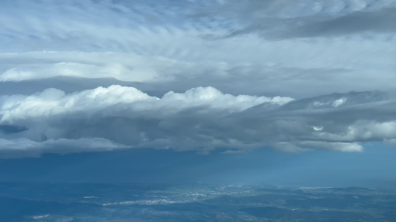 폭풍우 하늘을 날아다니는 동안 비행기 조종석에서 독점적인