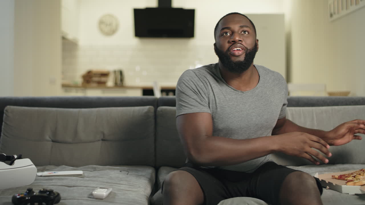 un fanático del fútbol se pone nervioso viendo la televisión.