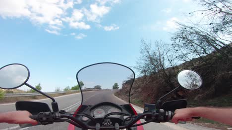 montando una motocicleta en la montaña penteli en grecia