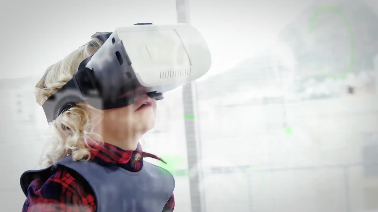 Animace zpracování dat a ikon sociálních médií nad kavkazským chlapcem s VR náhlavní soupravou