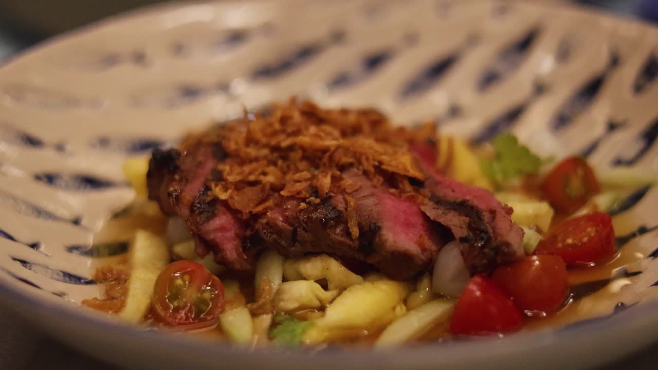 carne de res a la parrilla con ensalada de papaya