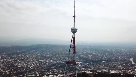 antena alrededor de la torre de transmisión de televisión de tbilisi en la república de georgia