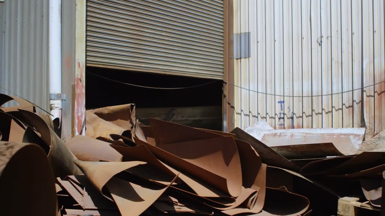 쓰레기 창고의 금속 절벽 4k