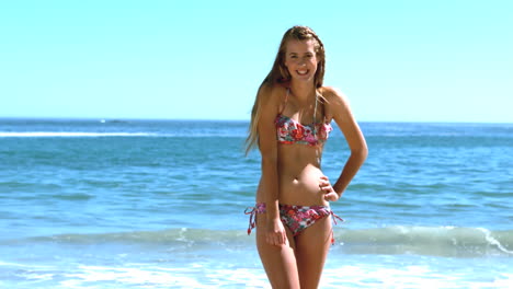 Mujer-Joven-Sacudiendo-Su-Cabello-En-La-Playa.