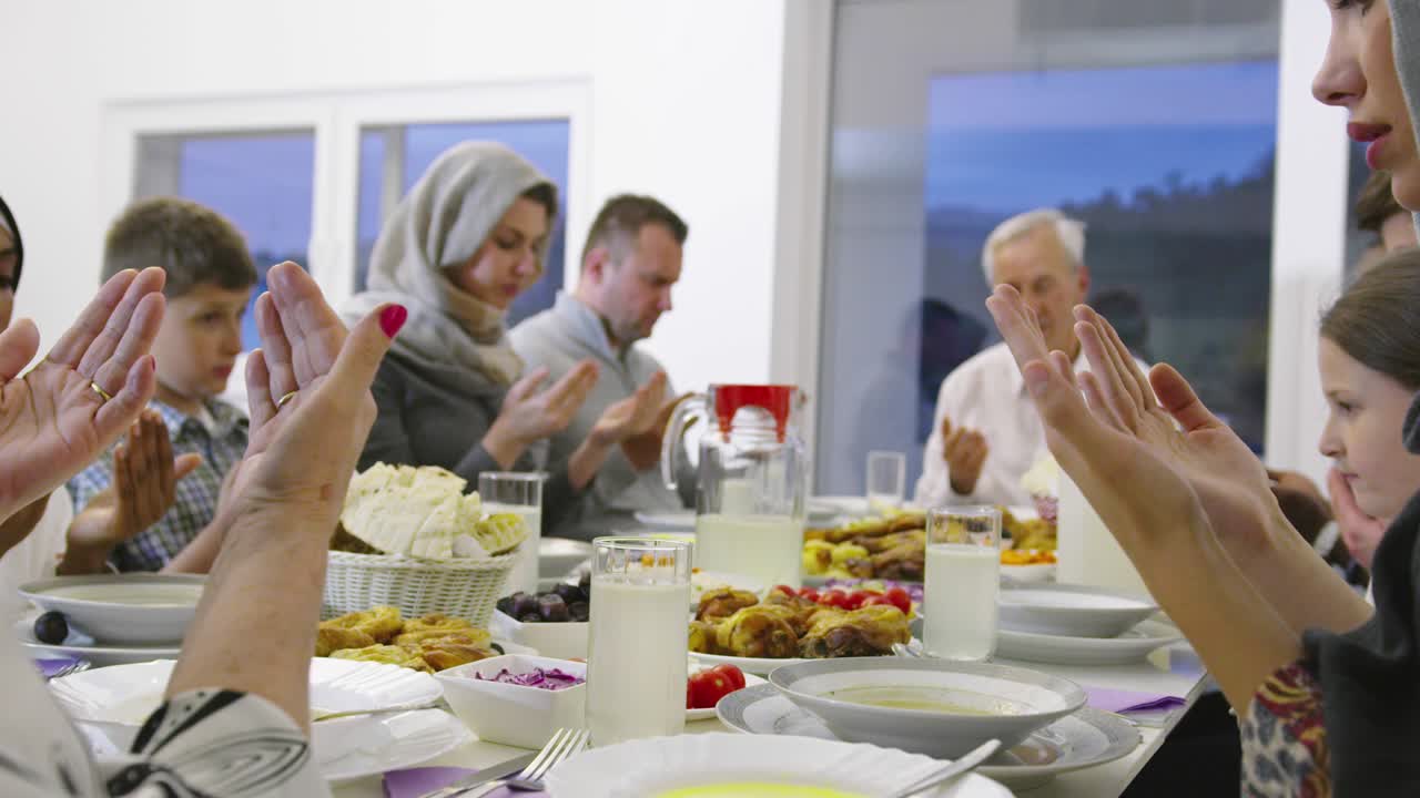 cena de banquete de ramadán con la familia en casa