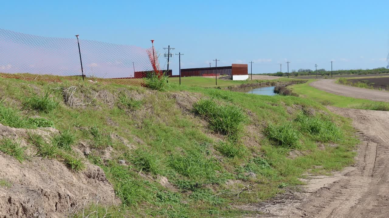 텍사스 미국과 멕시코 사이의 국경 벽의 일부보기