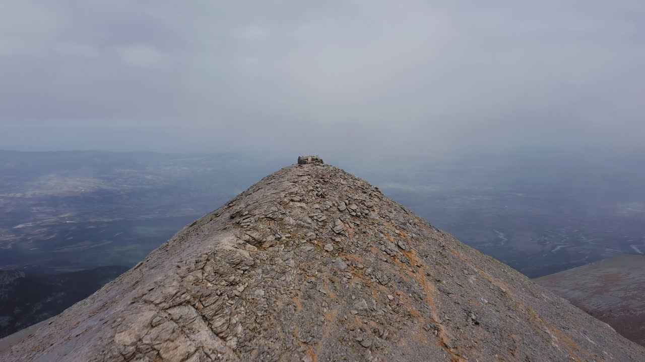 Veduta panoramica con drone della Cappella del Profeta Elia che si erge sulla cima Profitis Ilias nel paesaggio alpino del Monte Olimpo, Grecia