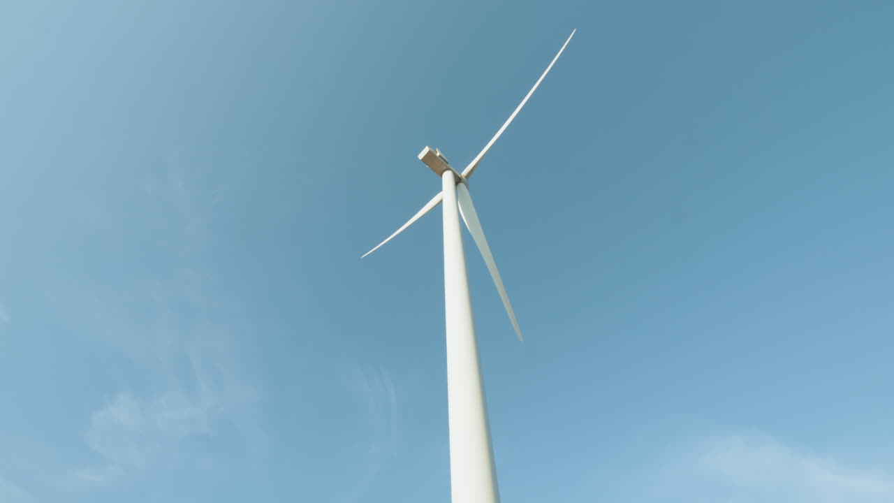 은 파란 하늘을 배경으로 풍력 터빈