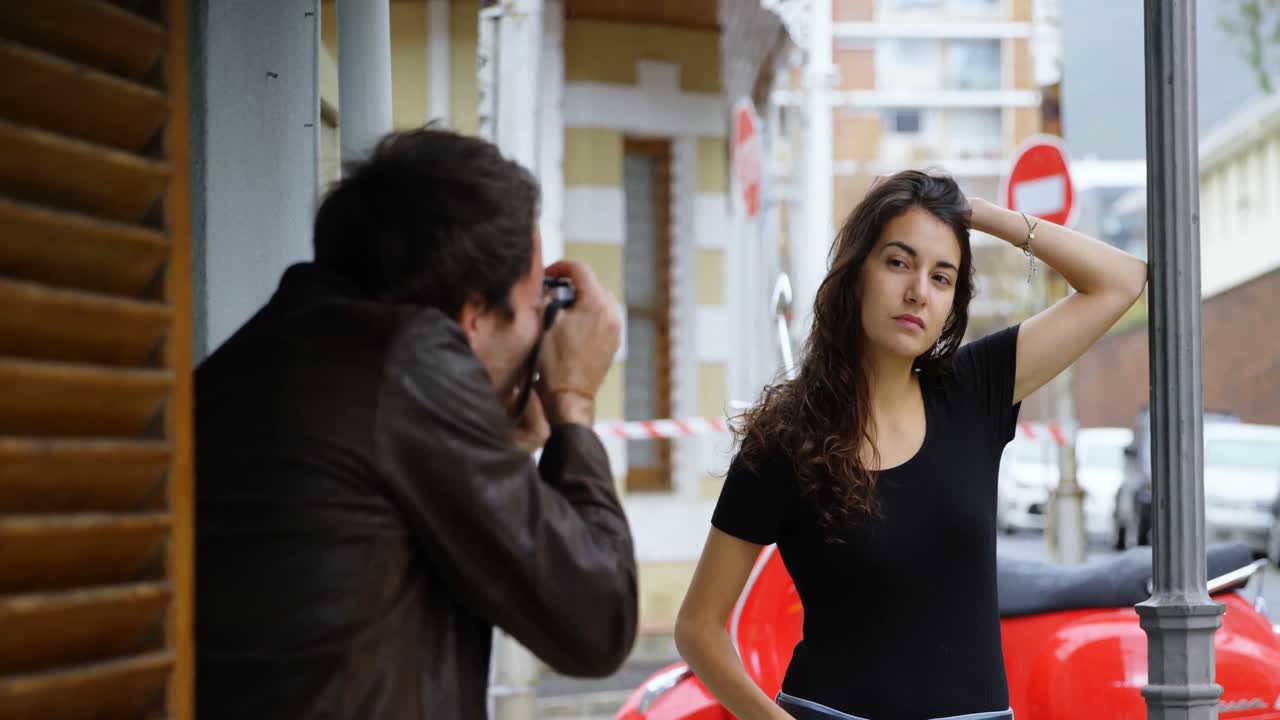 fotógrafo masculino haciendo clic en fotos de modelo 4k