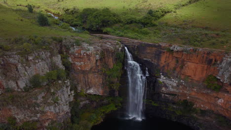 Sudáfrica-Cascada-Dron-Aéreo-Berlín-Cataratas-Lisboa-Sabie-Cinemático-Maravilloso-Pacífico-Cascadas-Nelsprit-Johannesburgo-Mbombela-Más-Escénico-Cinemático-Primavera-Verdor-Lozano-Pacífico-Lento-Atrás-Cacerola-Arriba