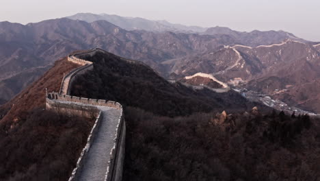 Toma-Aérea-De-La-Gran-Muralla-China-Que-Serpentea-A-Través-De-Las-Montañas