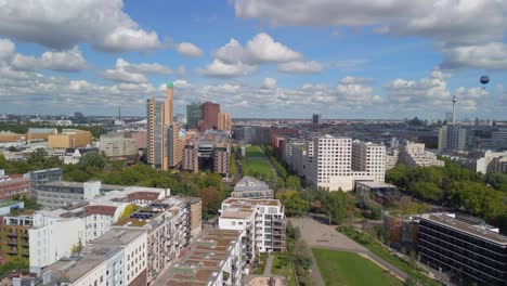 Friedliche-Sommeratmosphäre-Tolle-Luftaufnahme-Flugausleger-Schieber-Nach-Rechts-Drohne-über-Park-Am-Gleisdreieck-Berlin-Deutschland-Am-Sommertag-2022