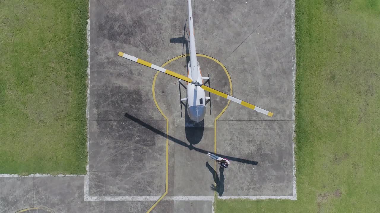 흥분한 젊은 남자가 약혼자를 휘두르며 방금 그녀에게 결혼을 요청했고 그녀는 예라고 말했습니다.