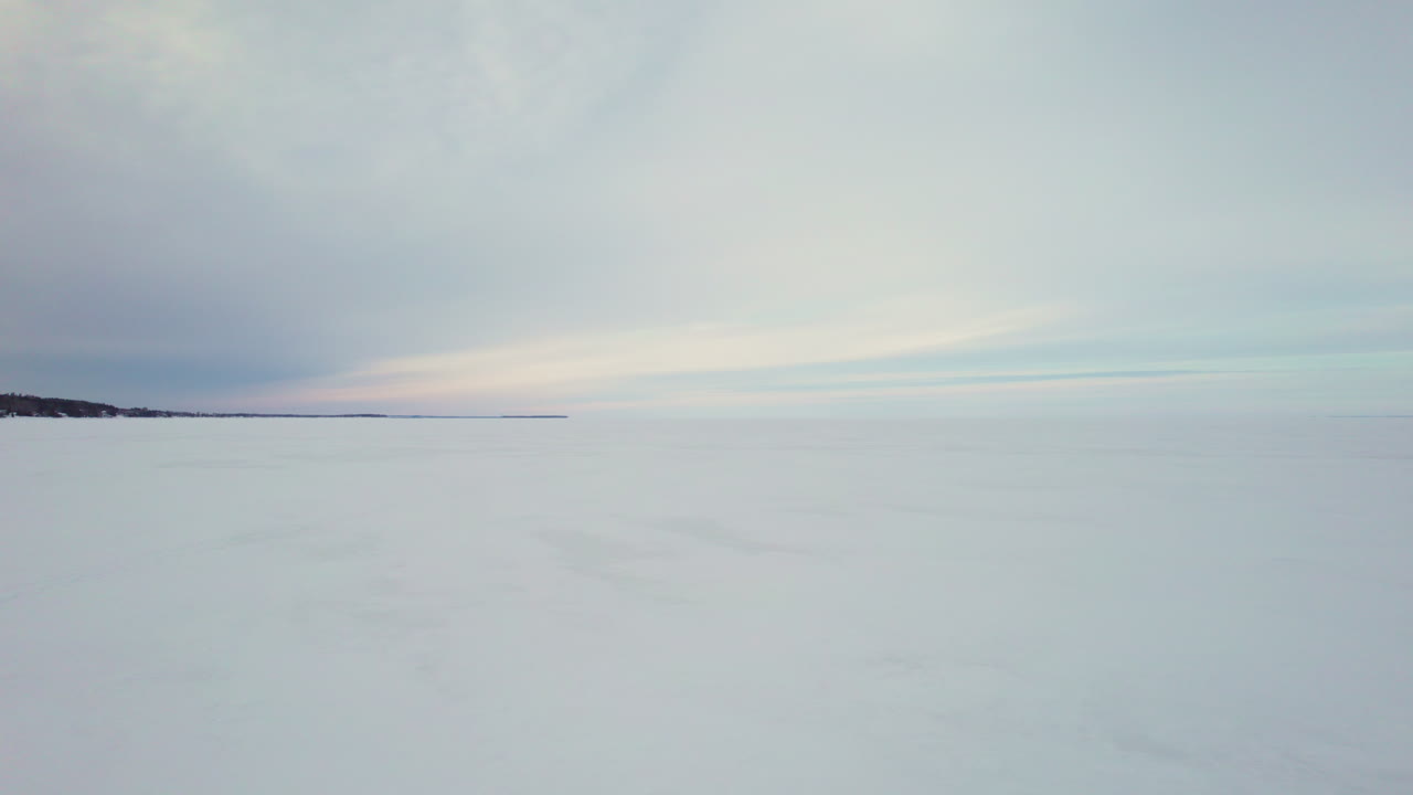 캐나다의 얼어붙은 호수 위로 드론 비행