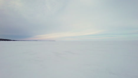 Fliegende-Drohne-über-Einem-Zugefrorenen-See-In-Kanada