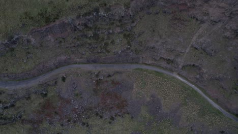 La-Inclinación-Aérea-De-La-Cima-De-La-Montaña-Revela-El-Puerto-De-Lyttelton,-Nueva-Zelanda