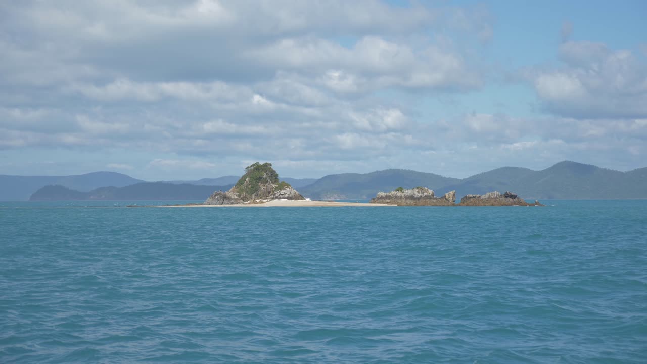 화창한 날 퀸즐랜드 휘트선데이 해밀턴 섬 근처 산호 바다 한가운데 있는 험준한 섬