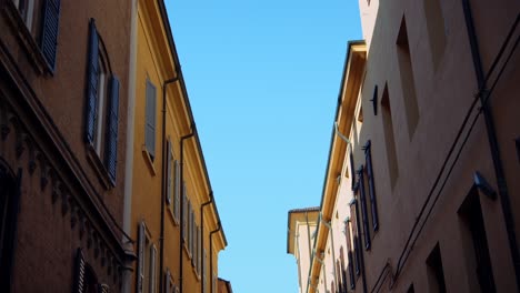 narrow alleyway between buildings in an italian city