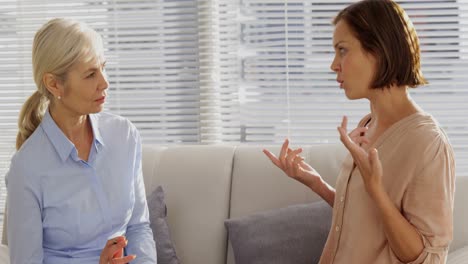 mujeres hablando